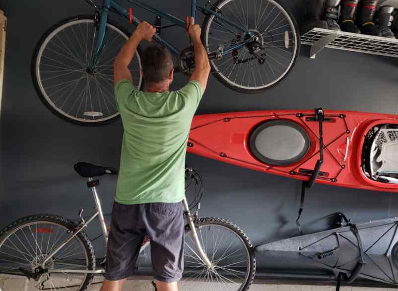 Fixer les vélos sur un support mural