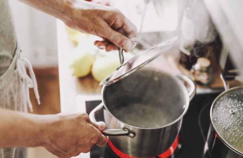 Utiliser de l’eau bouillante et du bicarbonate pour dissoudre les bouchons Conseils Maison Citoyens
