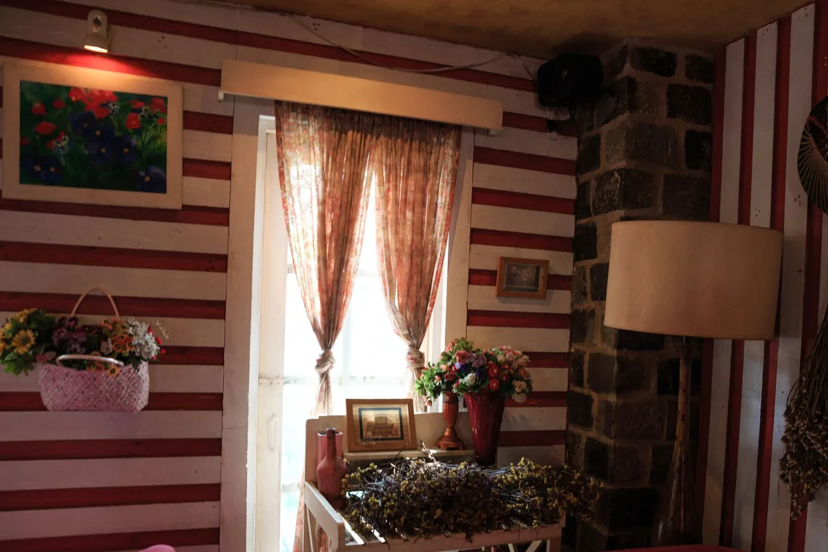 Mobilier en bois blanc peint dans un style cottage rustique avec textures naturelles
