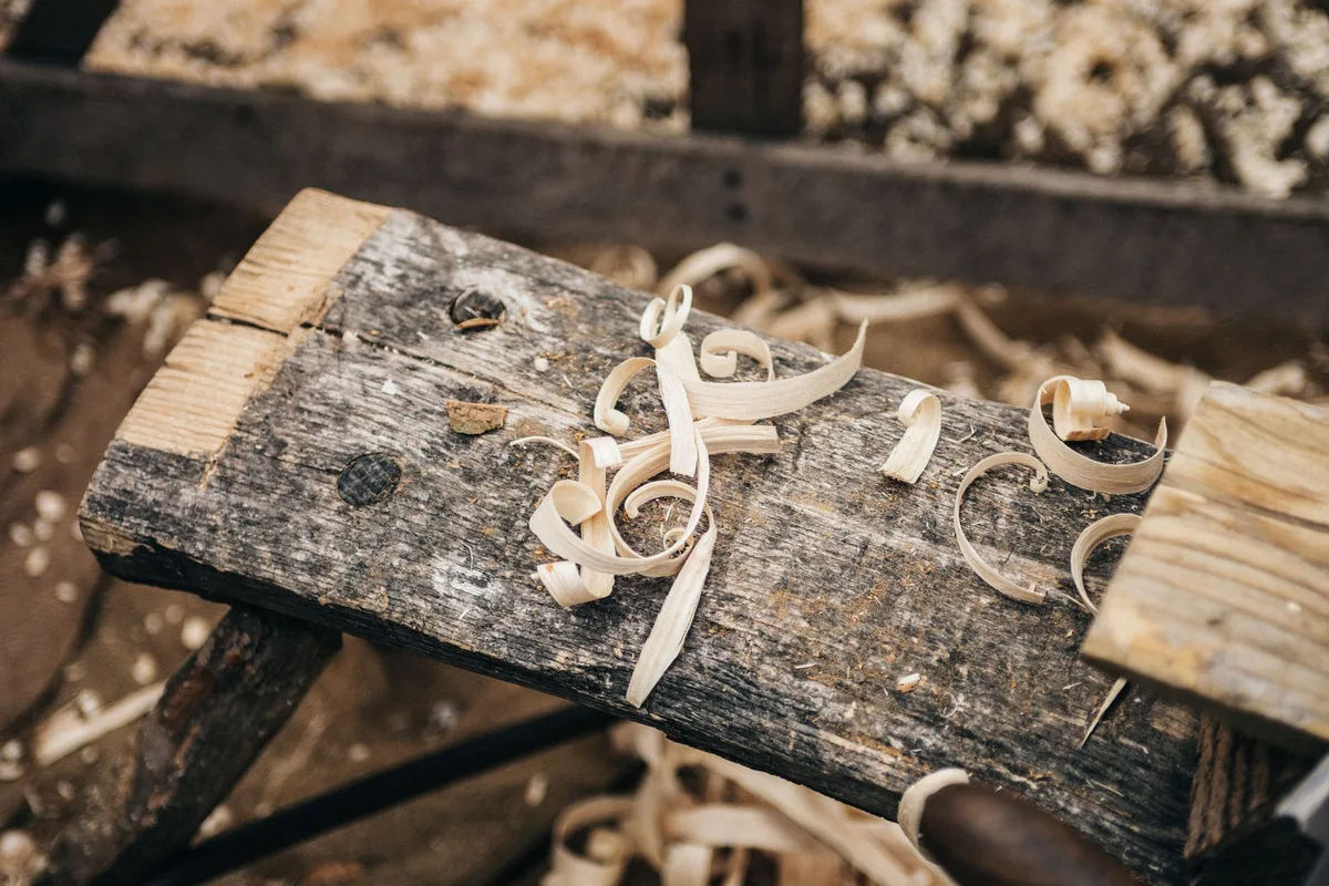 Projet DIY de fabrication de meuble en bois récupéré dans un atelier artisanal