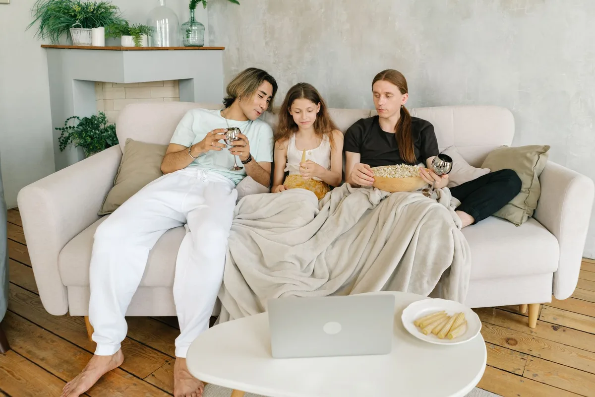 Salon familial accueillant avec canapé confortable, espace de jeu et détente pour toute la famille