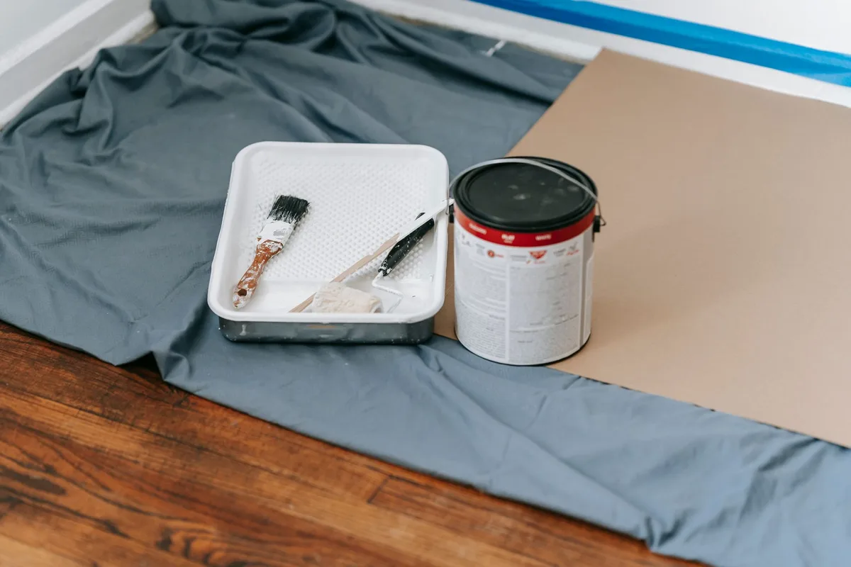 Salle à manger en cours de rénovation avec travaux de peinture et parquet neuf