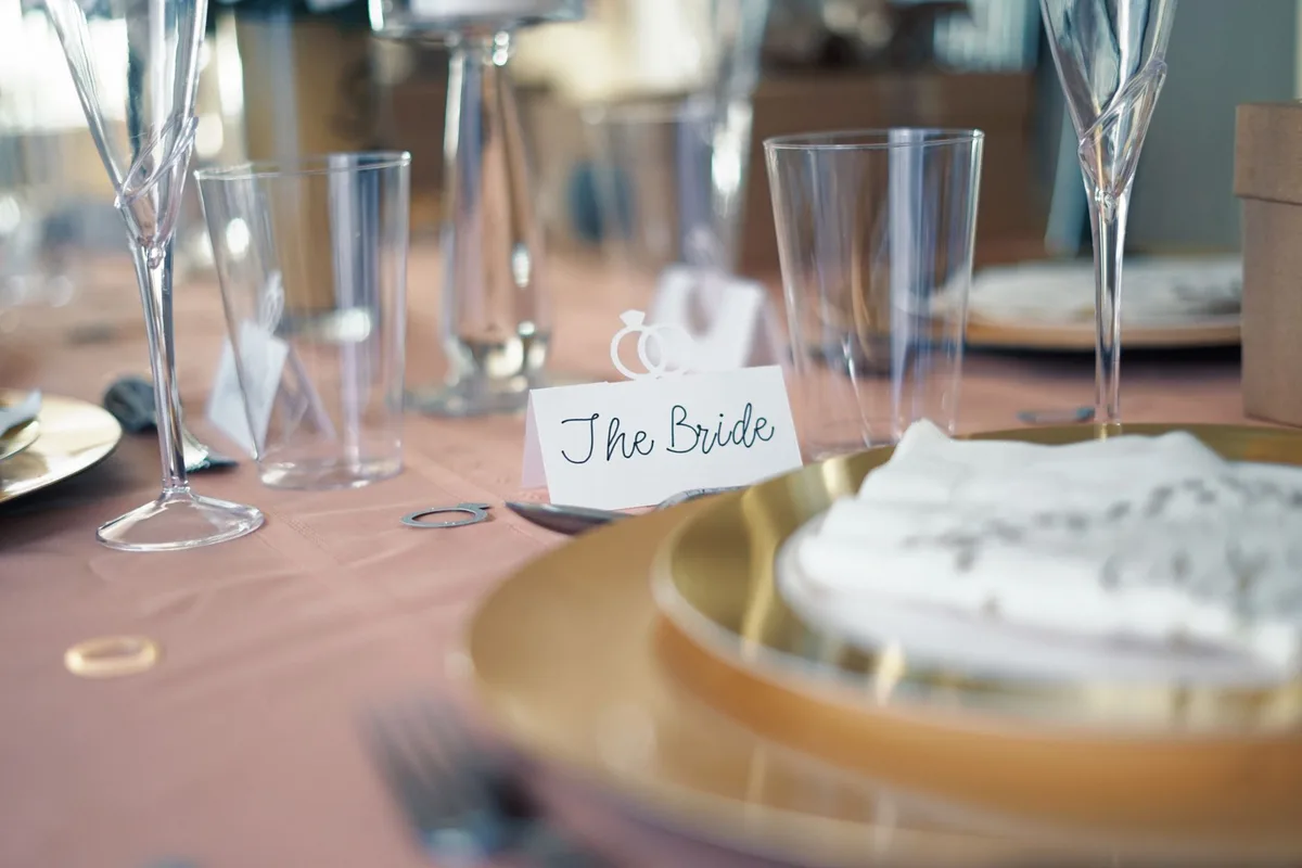 Table dressée avec vaisselle élégante, serviettes et décoration de table raffinée