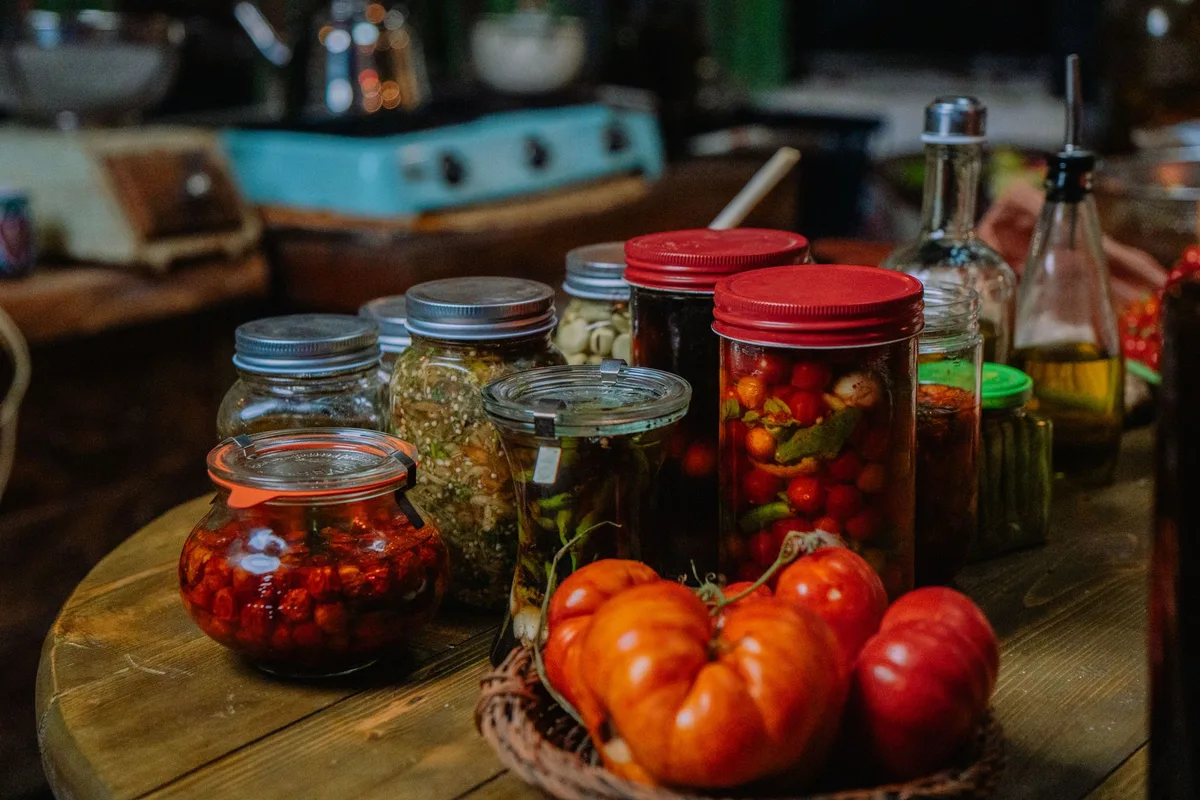 Bocaux de conserve remplis de tomates et de confitures, prêts pour la stérilisation