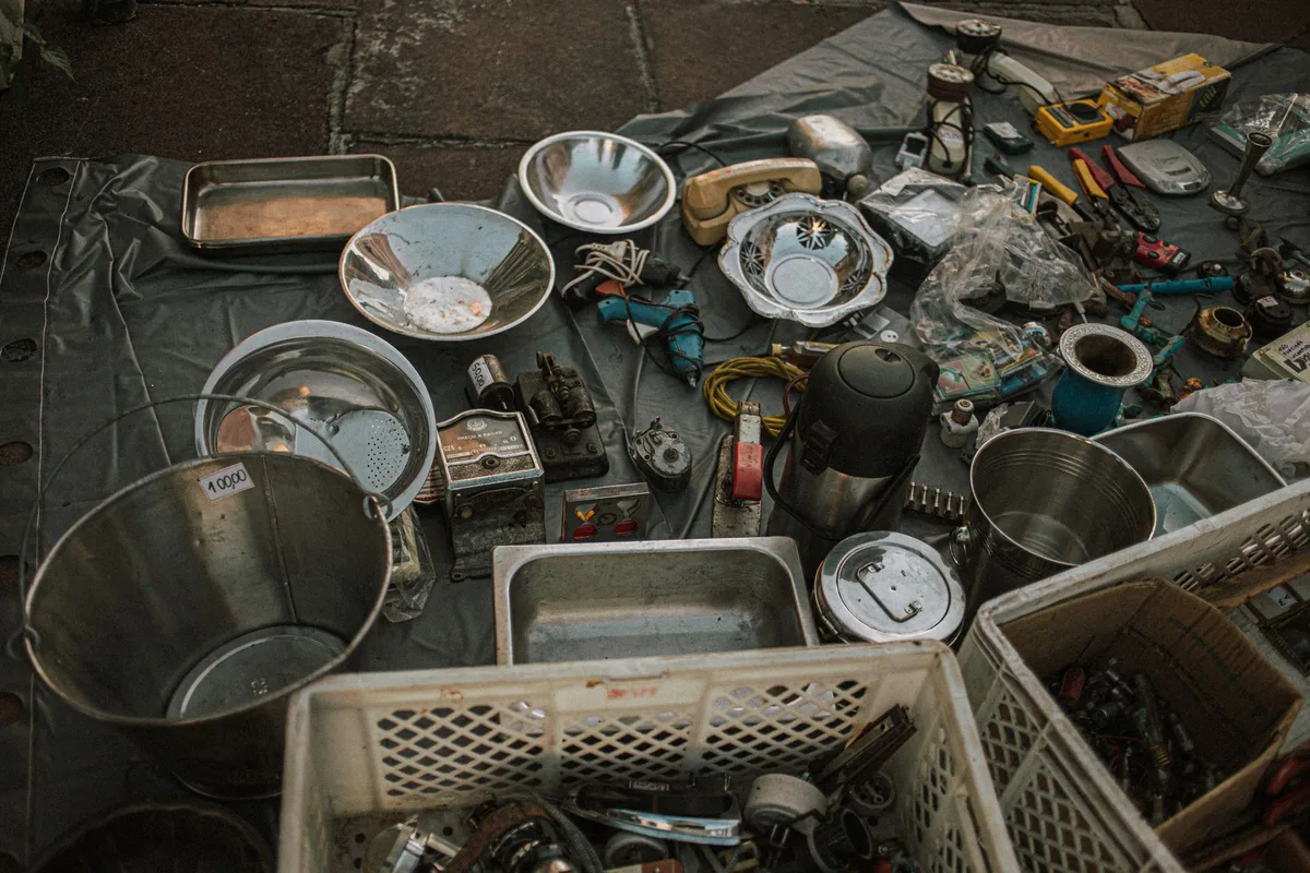 Bol rempli d'eau avec feuille d'aluminium et bicarbonate de soude pour nettoyer les bijoux