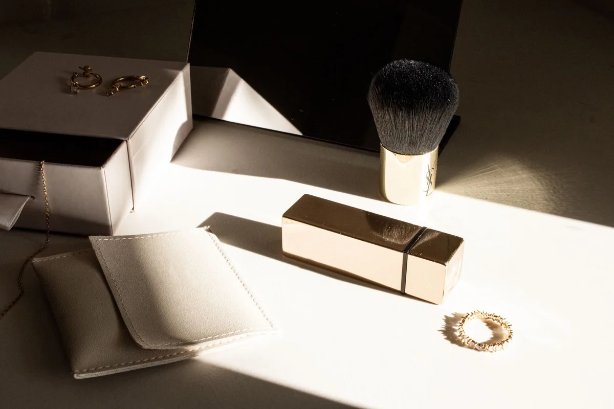 Brosse à dents douce utilisée pour nettoyer les zones délicates sous une bague