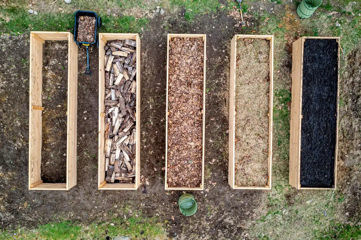 Bac surélevé rempli de terre amendée avec compost mûr et matière organique