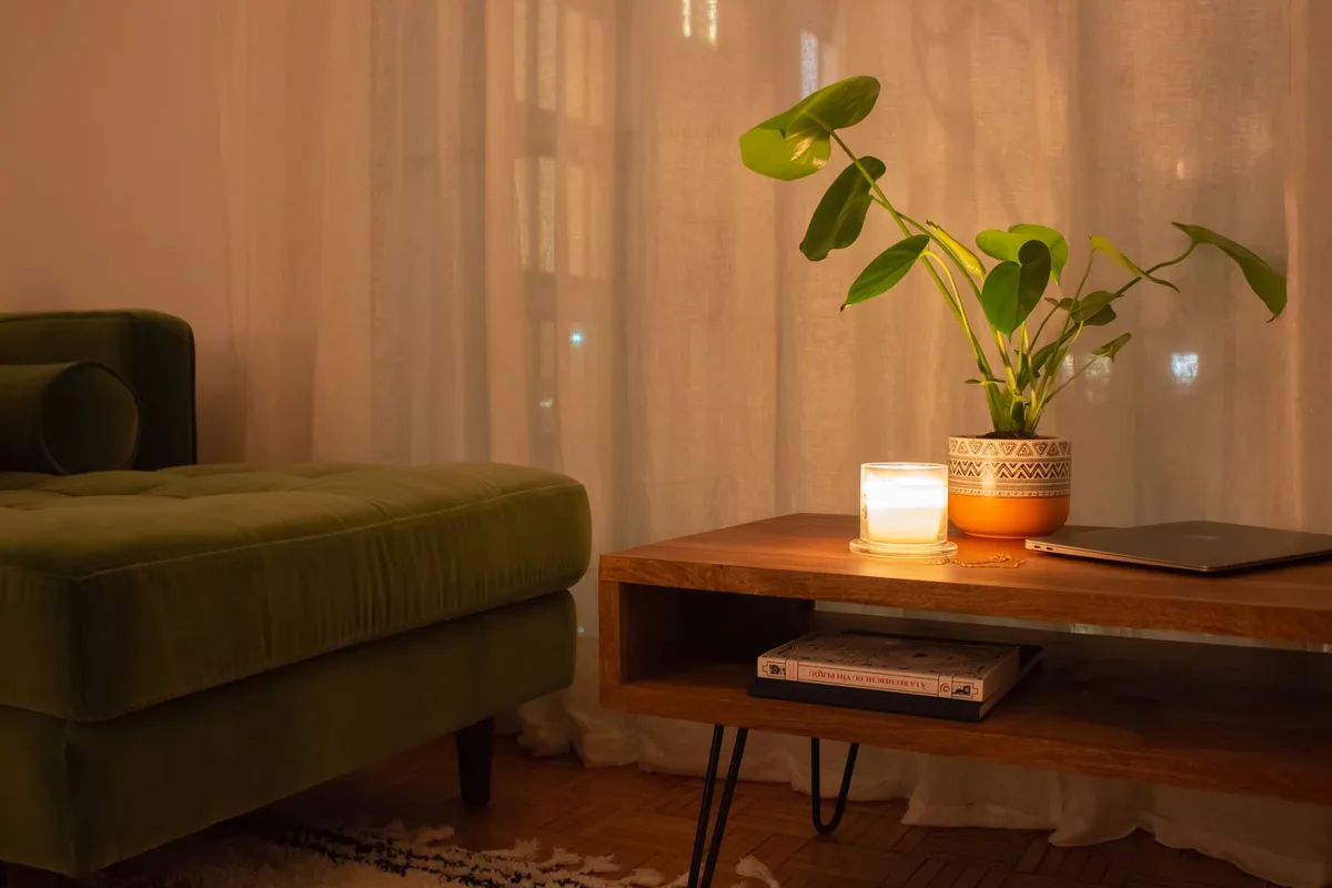 Salon cocooning avec sources lumineuses douces, bougies et textiles chauds