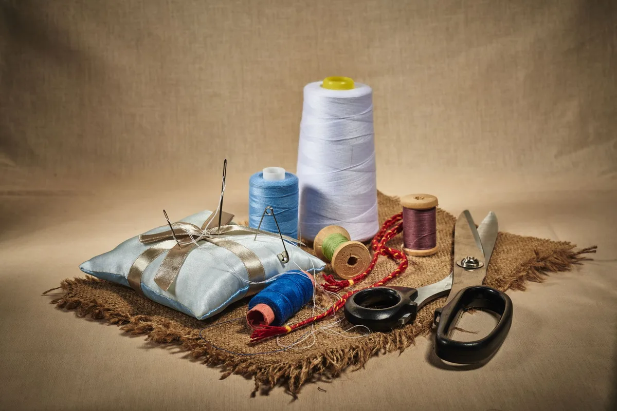 Détail d'une nappe à motif transformée en housses de coussins coordonnées par couture
