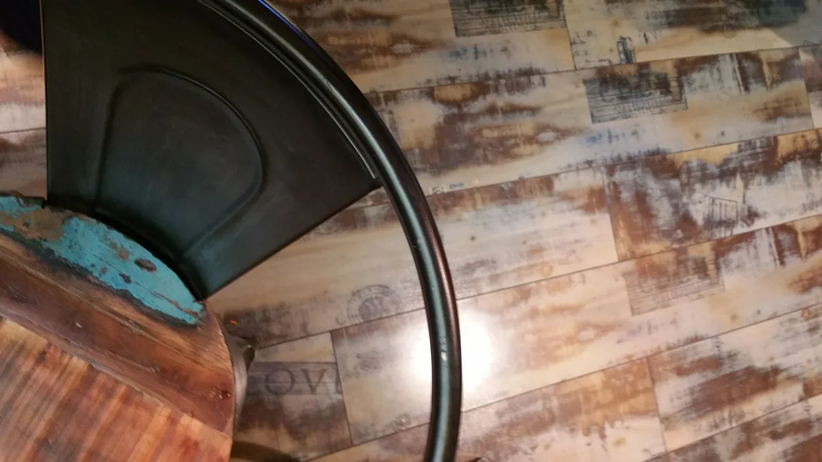 Détail de textures rustiques et industrielles : bois vieilli, métal patiné et shiplap