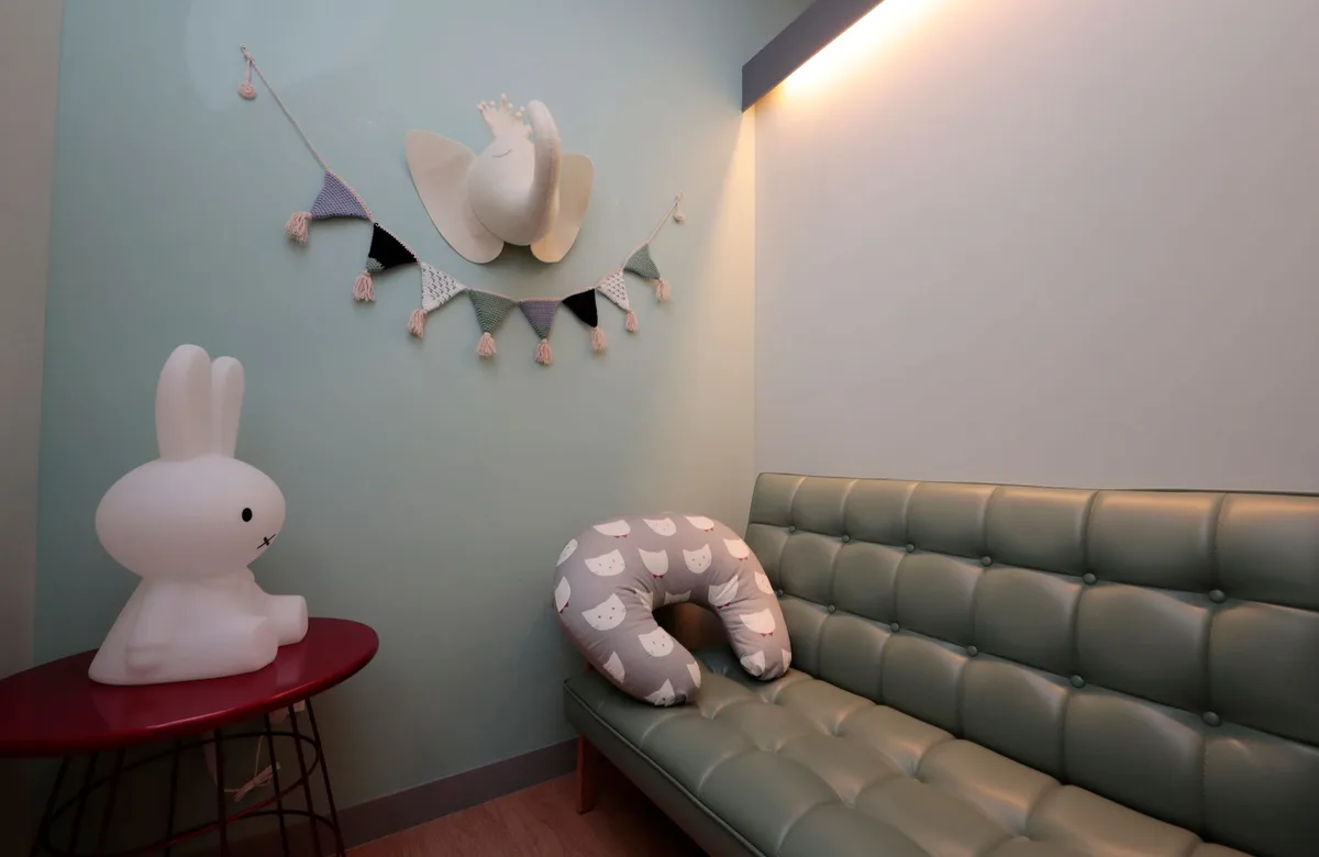 Chambre de bébé aux teintes claires avec palette de couleurs douces et lumière naturelle