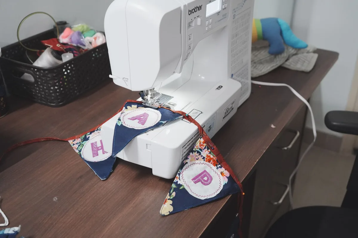 Guirlande textile faite main suspendue au-dessus d'un berceau pour une décoration personnalisée