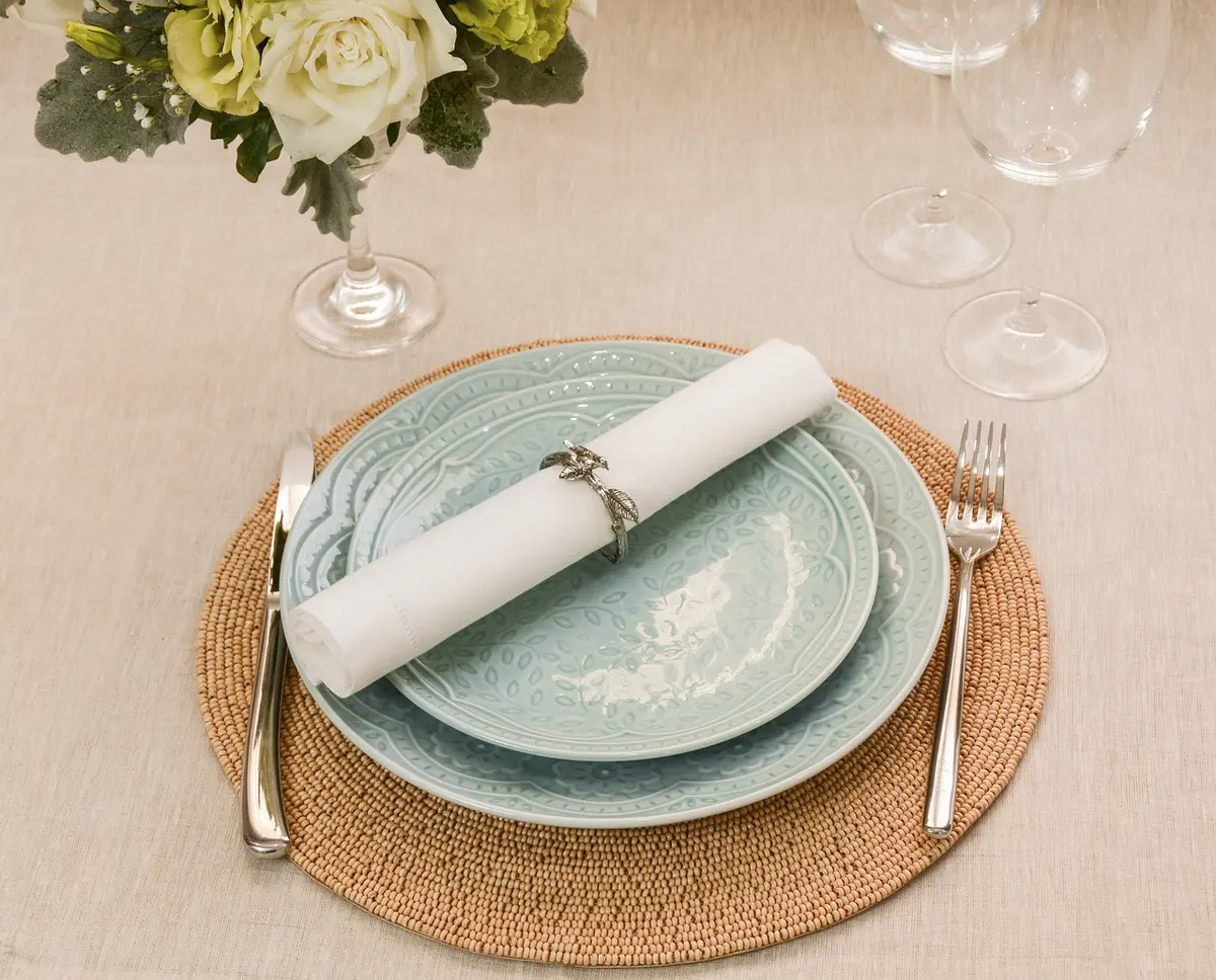 Table en bois patiné dressée avec nappe en lin et ronds de serviette