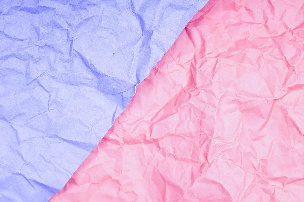 Échantillons de tissus et palette de couleurs verts fanés et bleus désaturés