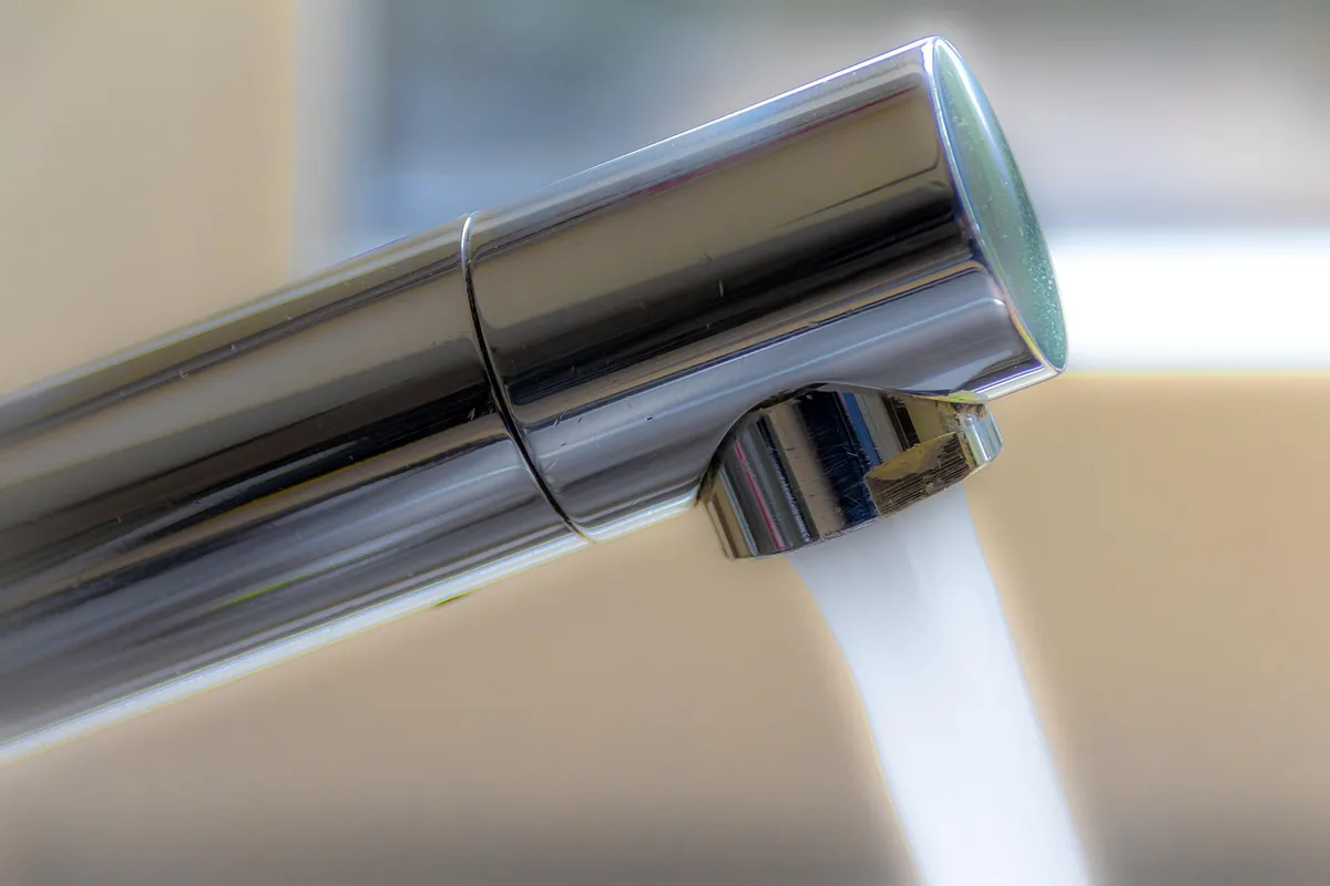 Échantillon de ferrures inox 316 et bois verni pour cuisine côtière