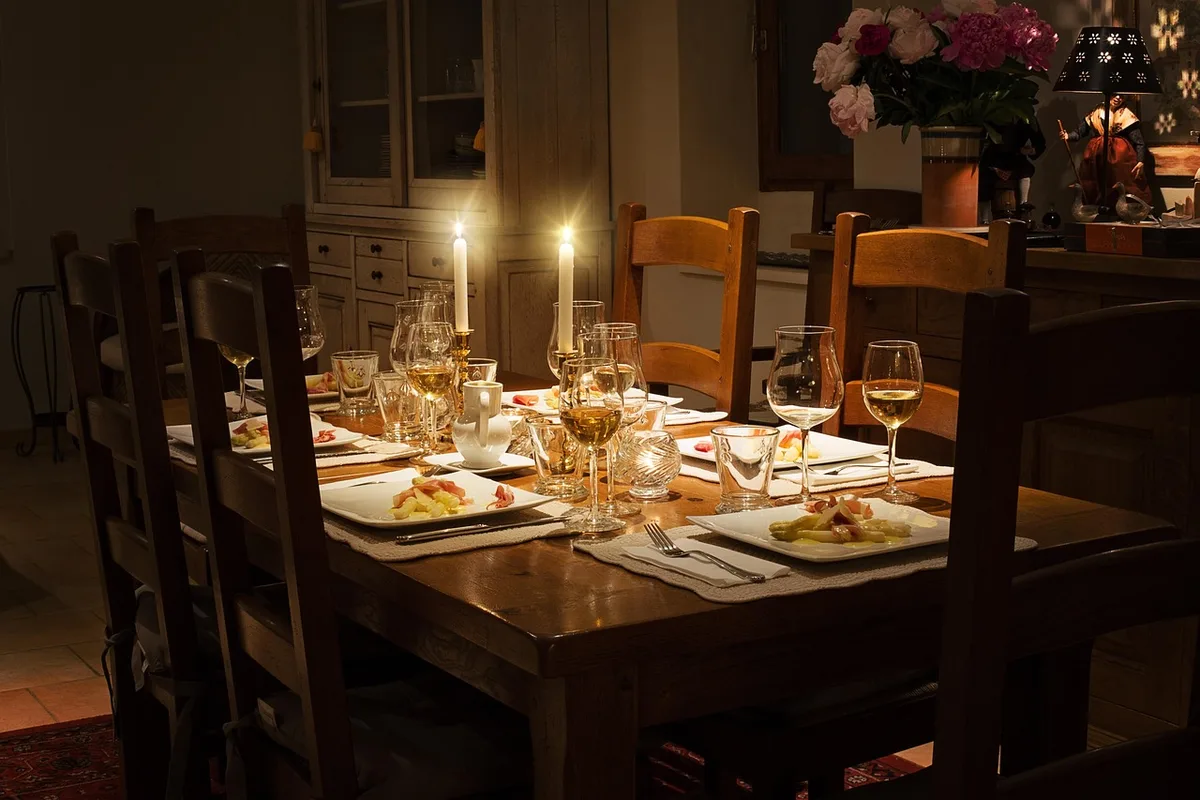 Salle à manger fermette préparée pour le printemps avec plantes vertes et surfaces épurées