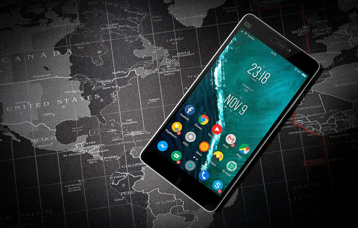 Smartphone posé sur un bureau montrant une notification de message