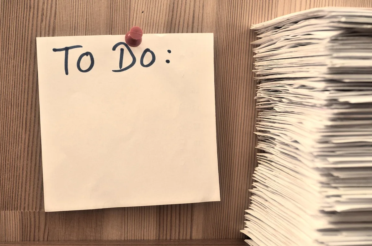 Vue d'une chambre et d'une check-list pour inspection en plein jour