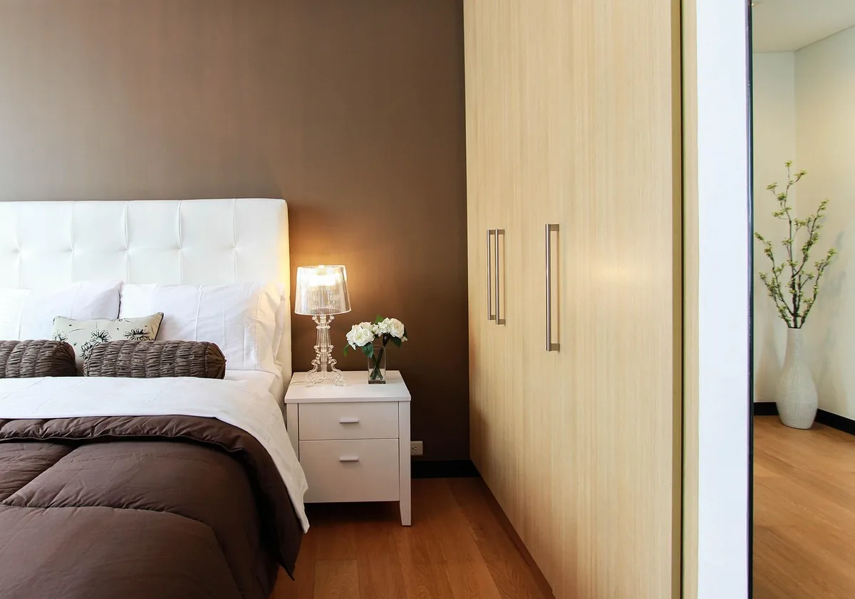 Produits de nettoyage et chambre rangée en plein jour