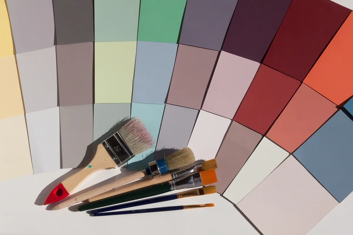 Nuances de peinture taupe posées sur un mur pour comparaison