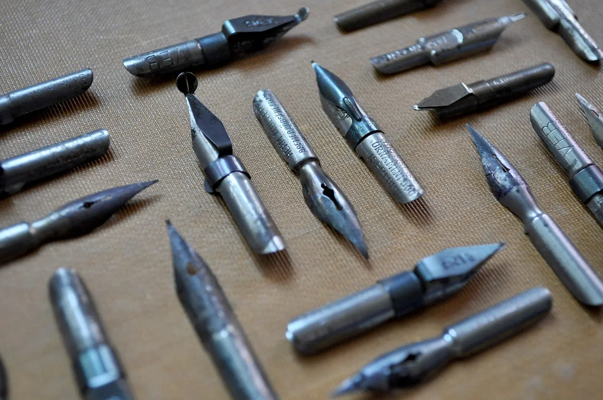 Personne examinant un meuble ancien dans une brocante, vérification des charnières