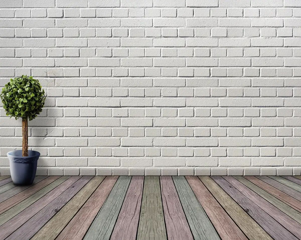 Treillis installé contre un mur transformant une surface en écran végétal