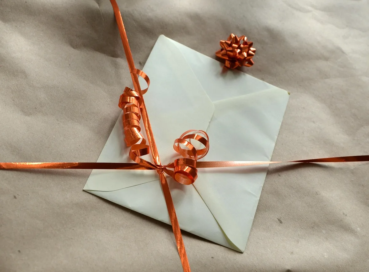 Cadeaux emballés en papier kraft et rubans neutres sur une table