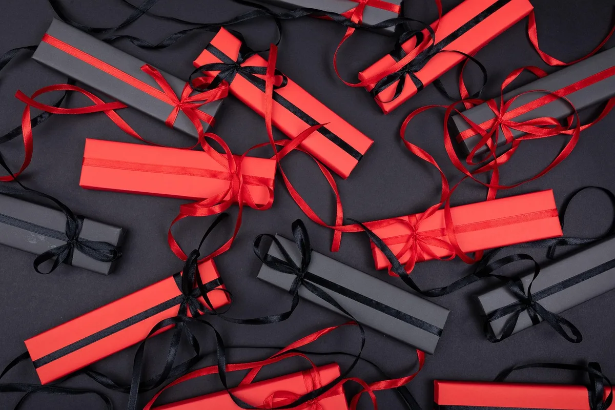 Paquet décoré d'une ficelle twine et d'une branchette de sapin
