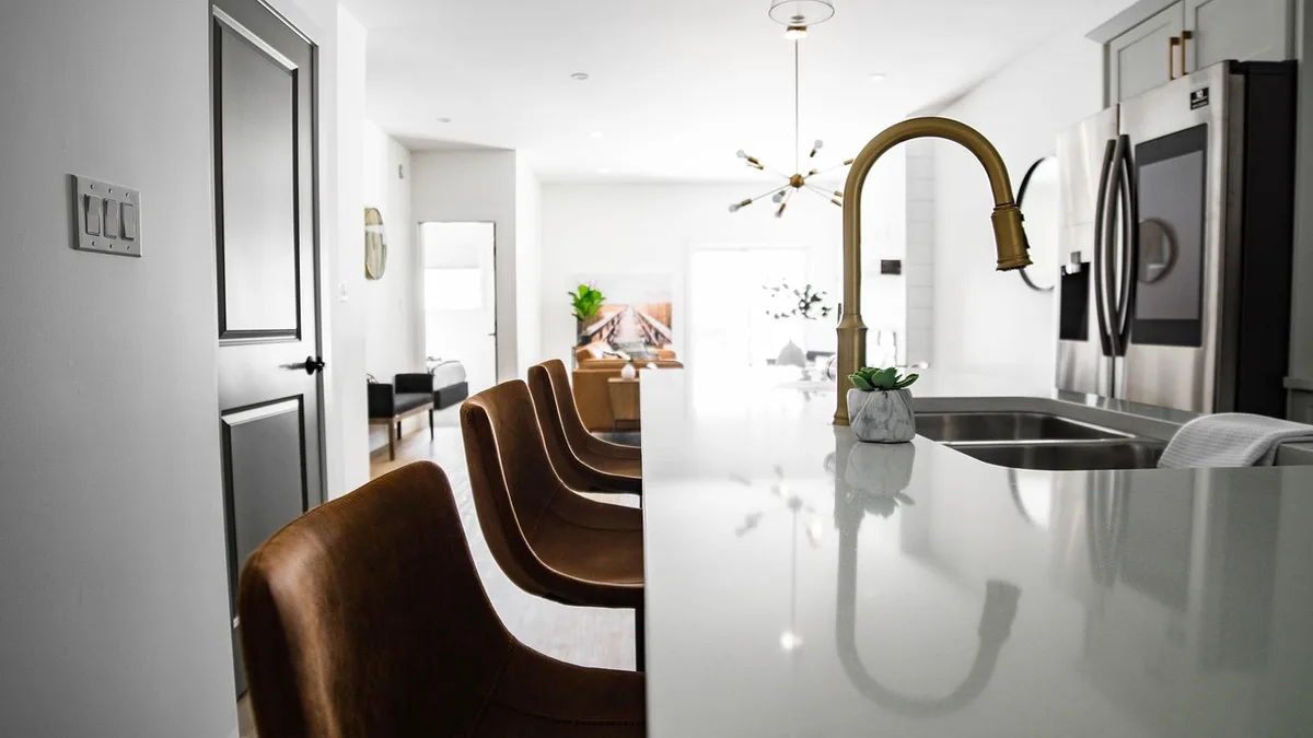Portes coulissantes et panneaux qui cachent une kitchenette moderne