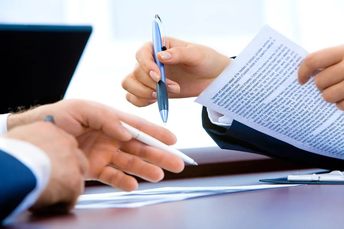 Checklist de déménagement avec documents et stylo sur un bureau