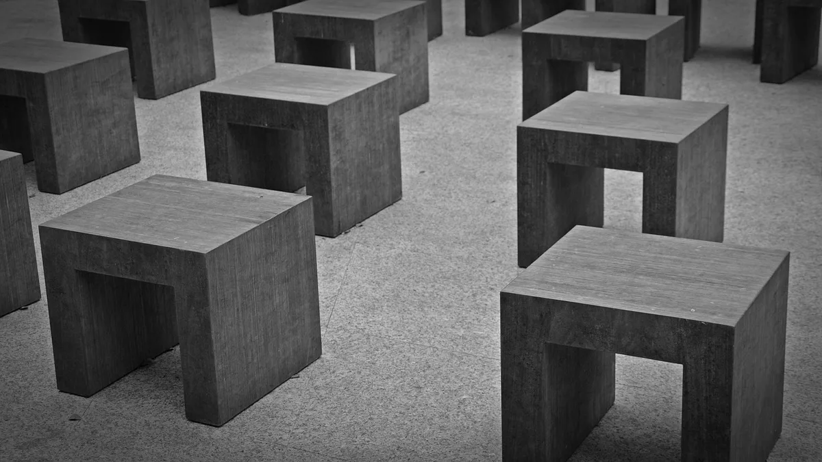 Barre basse et marchepied dans un placard d'enfant pour faciliter l'accrochage