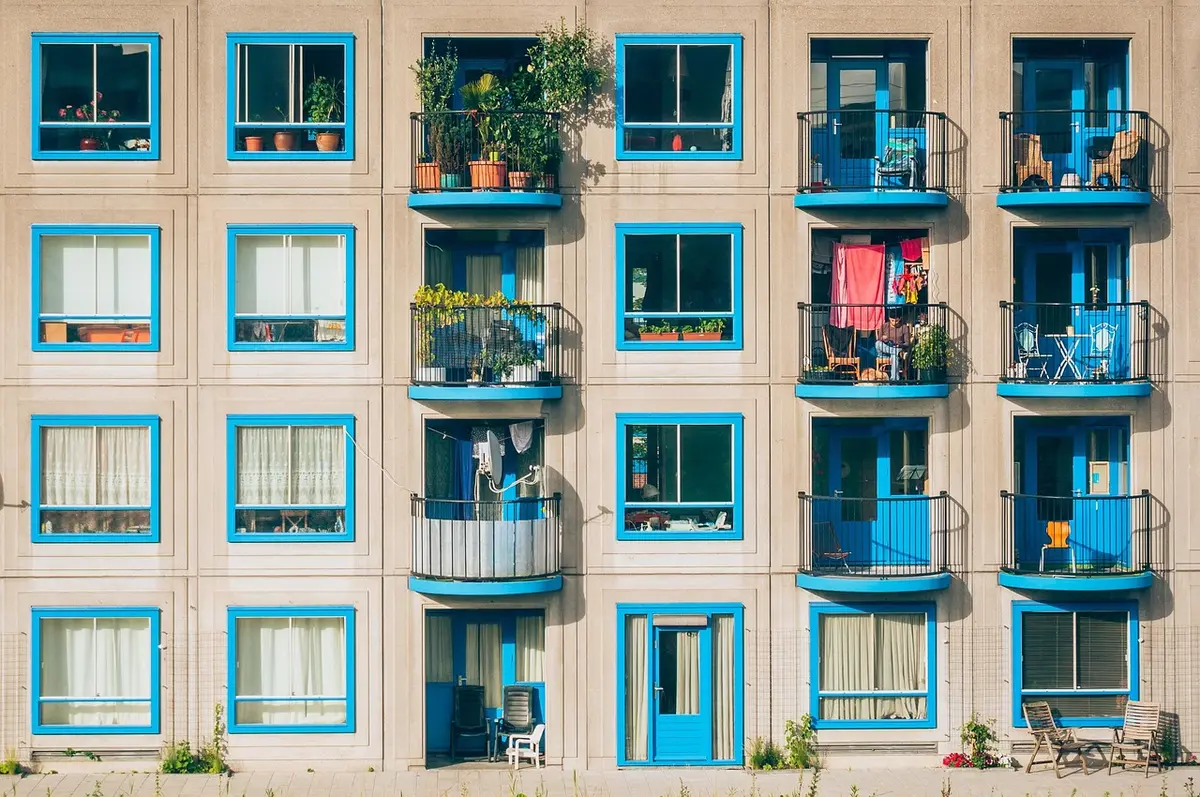 Façade contemporaine en béton aux lignes nettes de l'hôtel