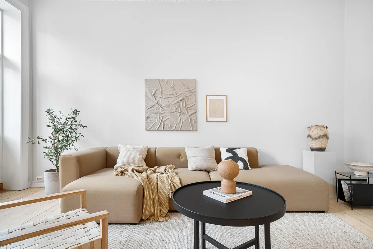 Salon épuré après Noël avec espace aéré et décoration minimale