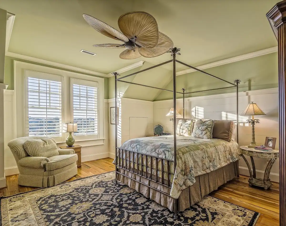 Chambre parentale printanière avec tapis doux, coin lecture et accessoires épurés