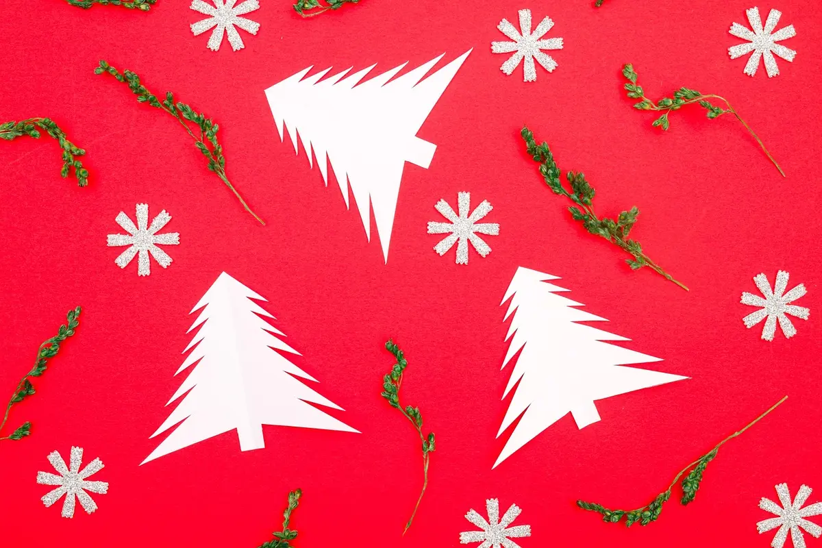 Sélection de printables de Noël posés sur un bureau prêts à être choisis