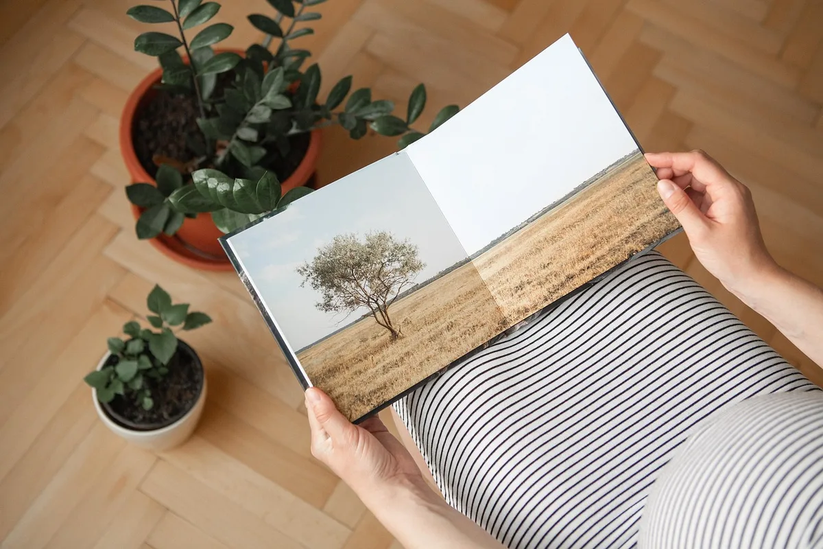 Tirages test sur papier mat posés à plat pour contrôle de couleur et marges