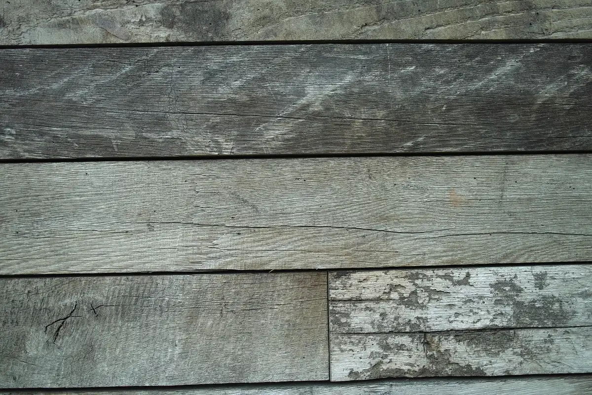 Planches de cèdre récupéré posées dans un chantier de rénovation en bord de mer