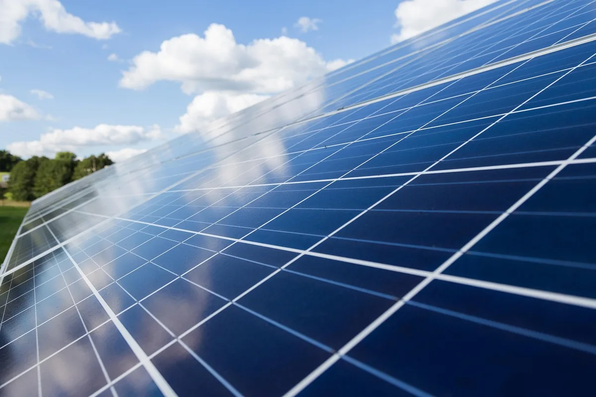 Panneau solaire et barils de collecte d'eau près d'une maisonnette