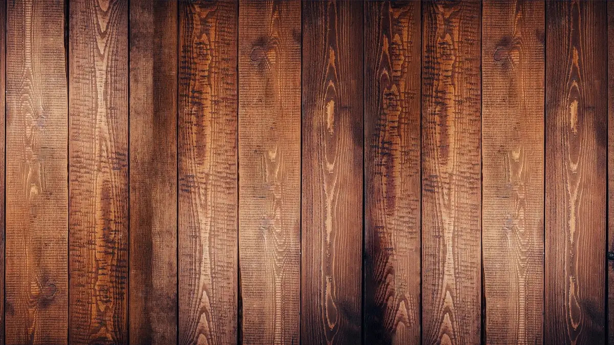 Échantillons de matériaux : métal doré, bois naturel, céramique blanche pour décoration murale