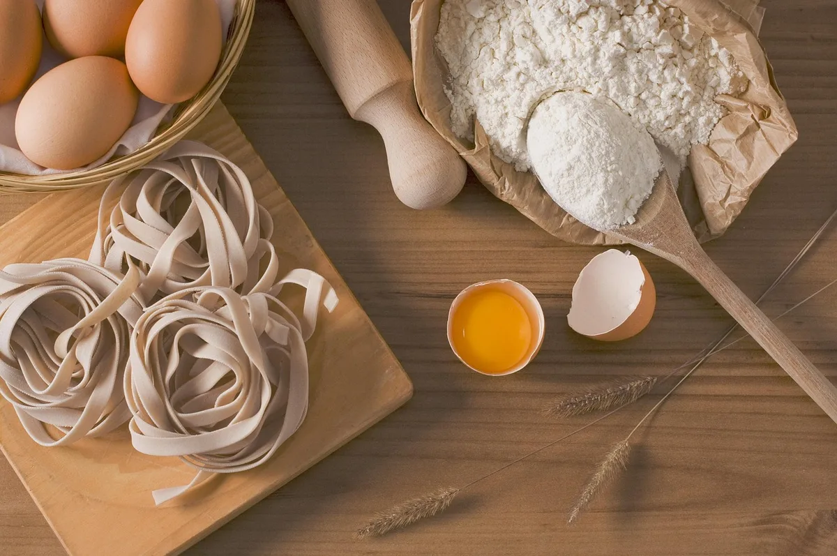 Ingrédients pour pain à la citrouille disposés sur une table