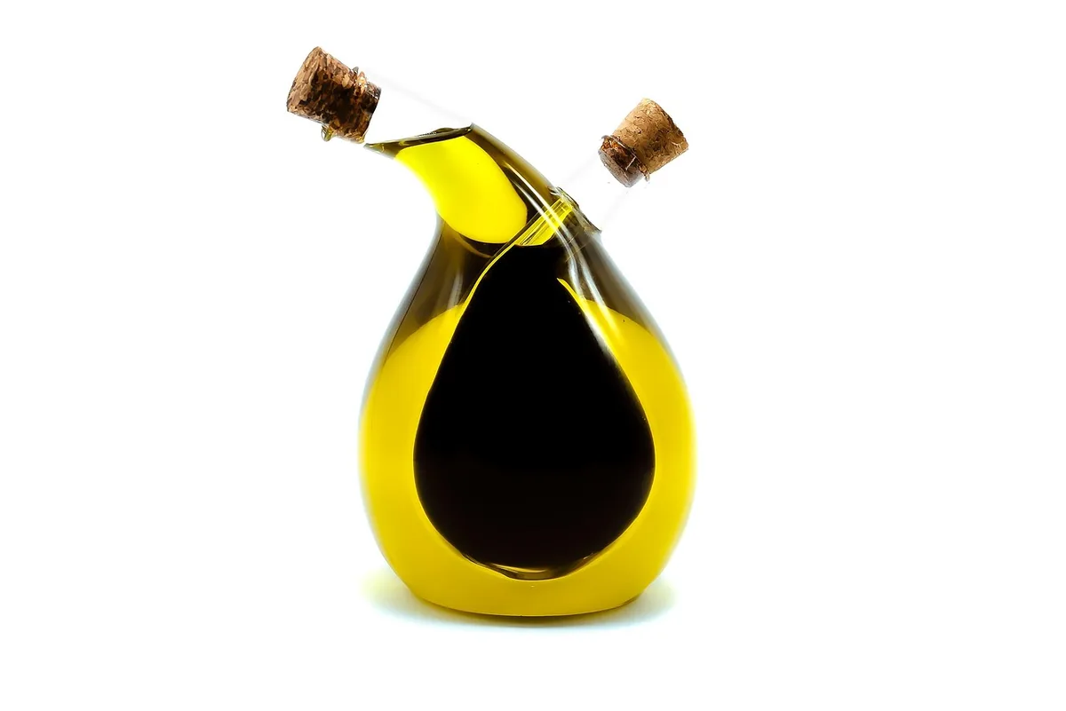 Outils de jardin trempant dans un bol de vinaigre pour retirer la rouille