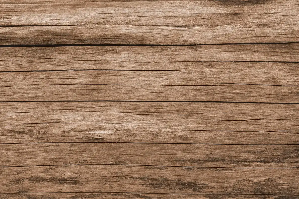 Détail d'un plateau en bois peint avec effet burl en tons camel
