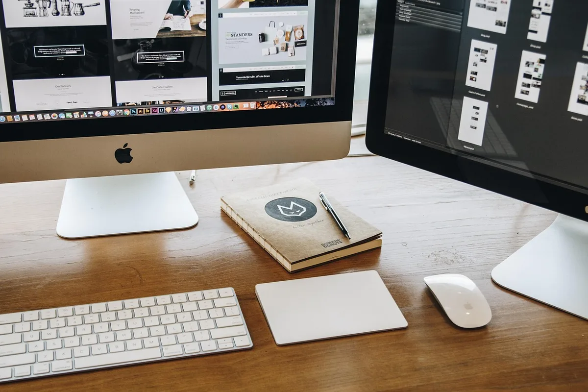 Ordinateur montrant une miniature d'article sur un bureau lumineux