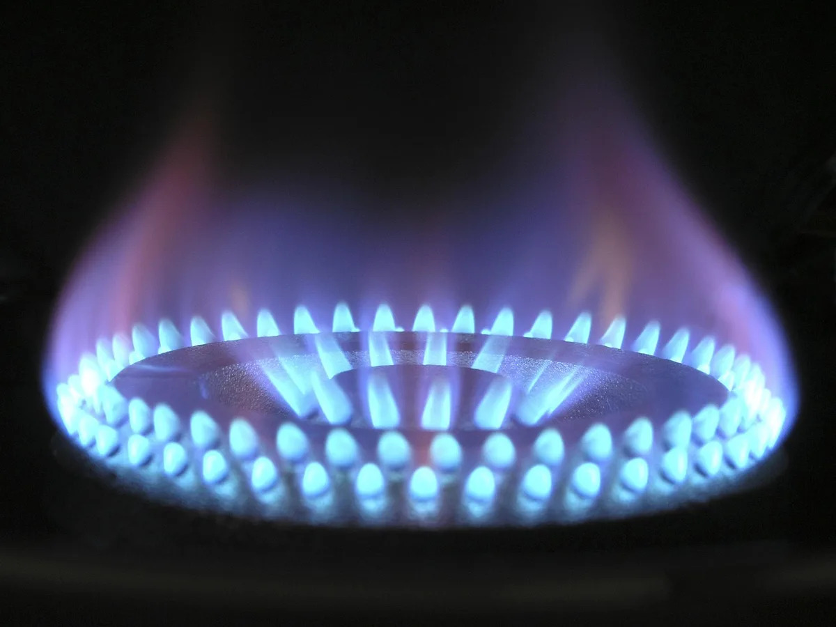 Casserole sur feu doux avec eau et sucre en train de dissoudre