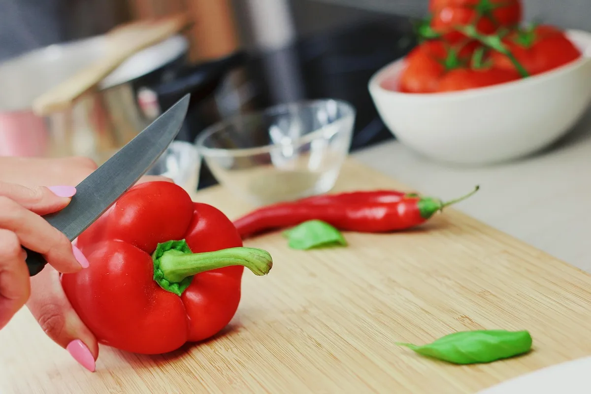 Taille d'un jeune plant de poivron à 15–20 cm avec sécateur