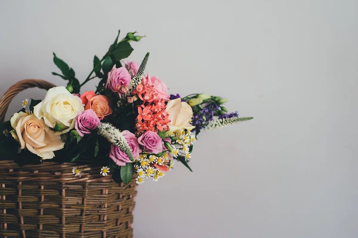 Entrée éclairée avec panier en osier, tapis naturel et paire de bottines