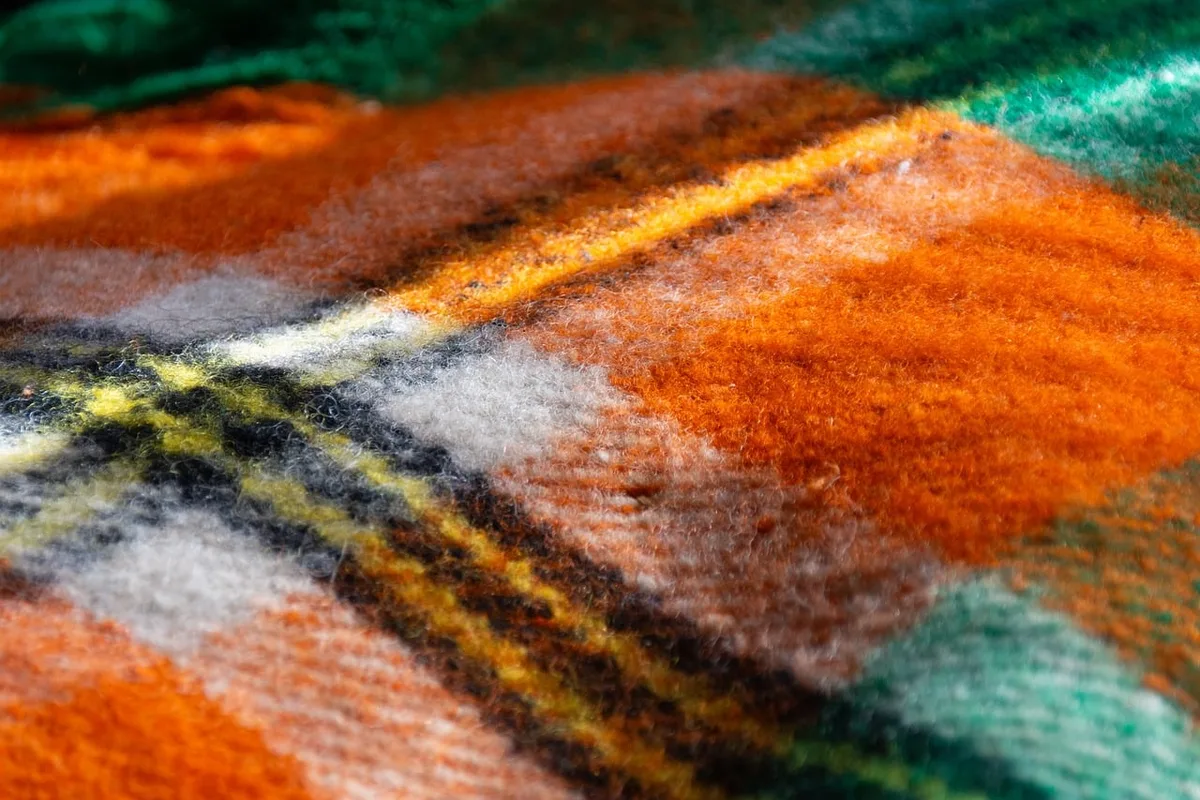 Gros plan sur la texture d'un tapis en laine aux tons neutres