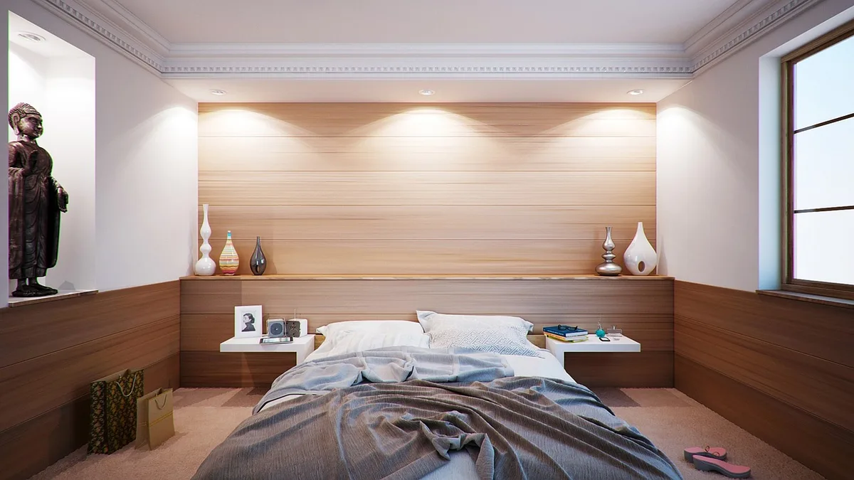 Intérieur géorgien restauré montrant moulures et parquet d'origine