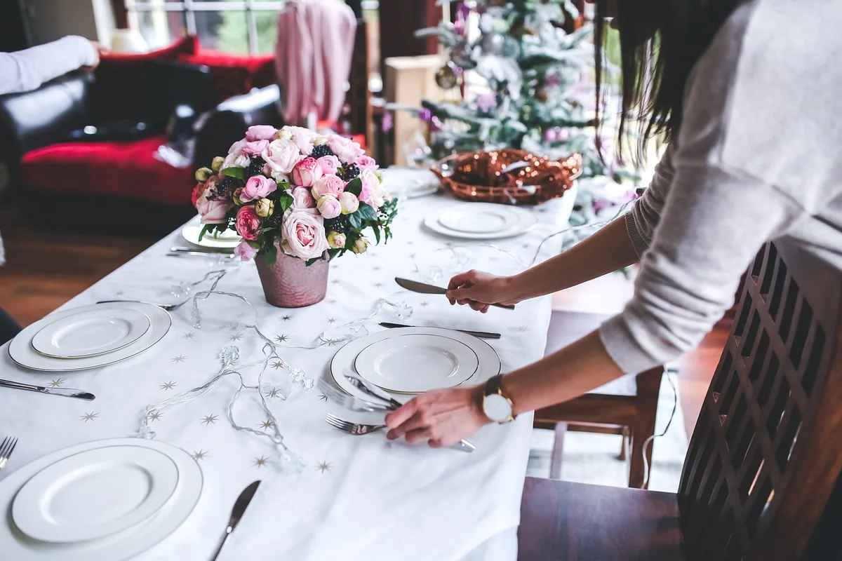Plateau en marbre posé sur une table bien éclairée