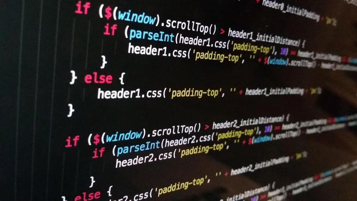 Développeur vérifiant la vitesse de chargement d'un site web